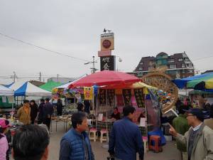 Seonghwan Traditional Market with shoppers and fortune-tellers