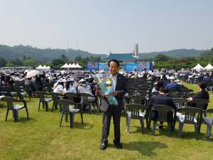 Yong Yoon holding flowers at Seoul National Cemetery