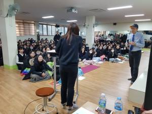 Hyeon-ji speaks at Hayang Girls High School
