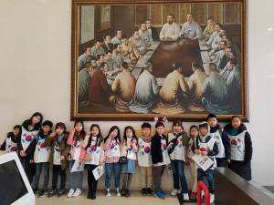Korean children at site of Myeongwol Kwan restaurant
