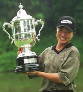 Se-ri Pak holding U.S. Open trophy in 1998