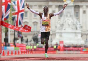 Eliud Kipchoge wins London Marathon