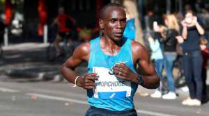 Eliud Kipchoge in blue singlet