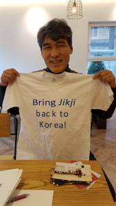 Park Minsu holding "Bring Jikji back to Korea" T-shirt