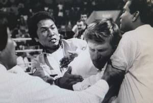 New Zealand referee Keith Walker is attacked by South Korean coach Kim Sung-eun in the ring after defeat of Byun Jong-il at 1988 Olympics in Seoul. ©Getty Images.